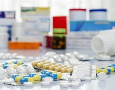 Quais são as leis que atualmente regem o transporte de medicamentos no Brasil?