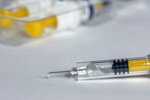 Armazenamento de medicamentos em cadeia de frio para vacinas.