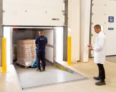 Higienização dos veículos e centros de distribuição garantem condições sanitárias adequadas para a armazenagem do medicamento